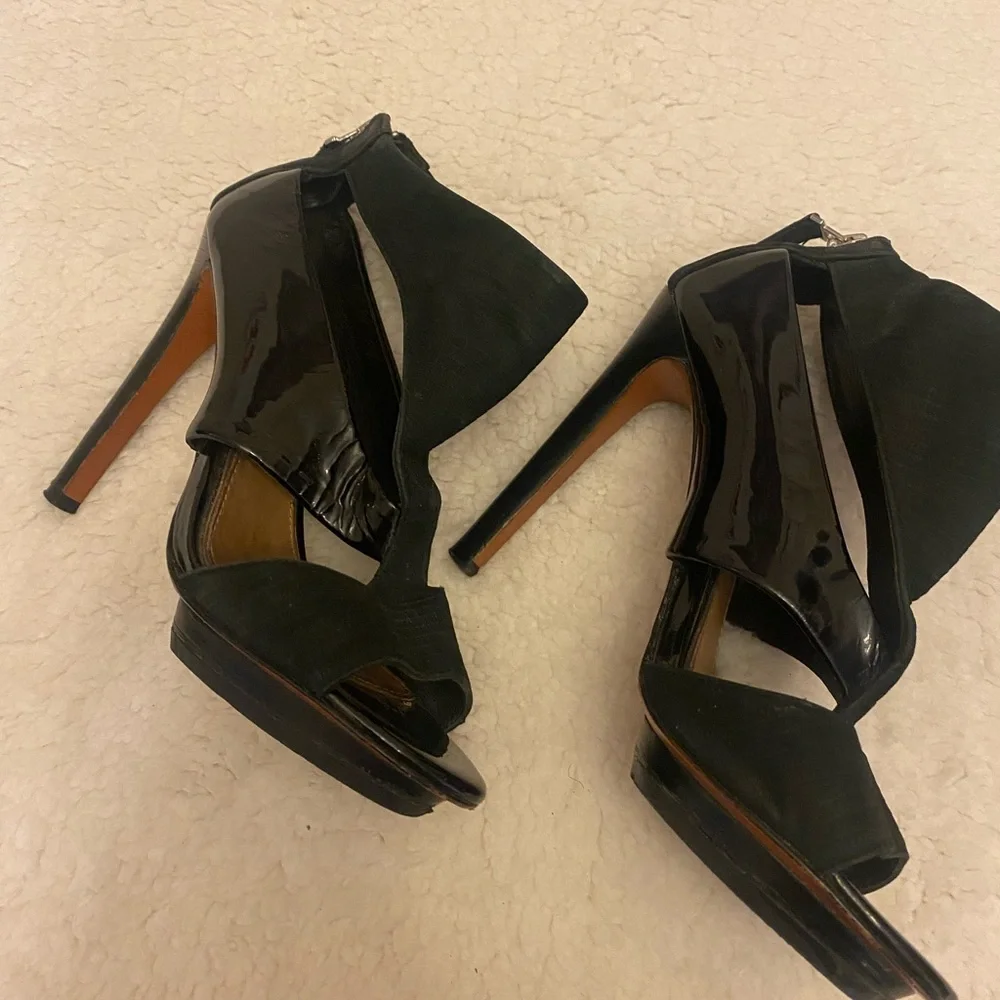 Black patent leather/elastic open toe high heels. Size 6 - Picture 3 of 10
